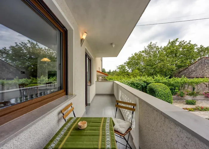 Cesar's Karst Estate דירה