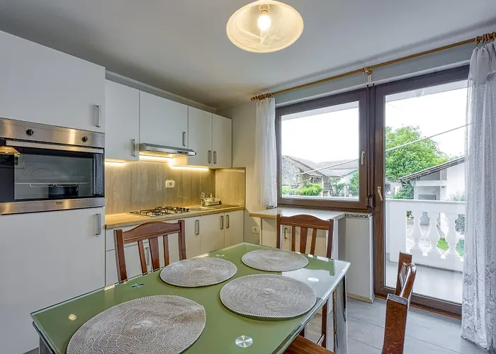 Cesar's Karst Estate דירה